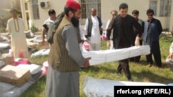 یک نهاد کمکرسانی در حال اهدای وسایل کمکشده به بیجاشدههای ولایت کندز.