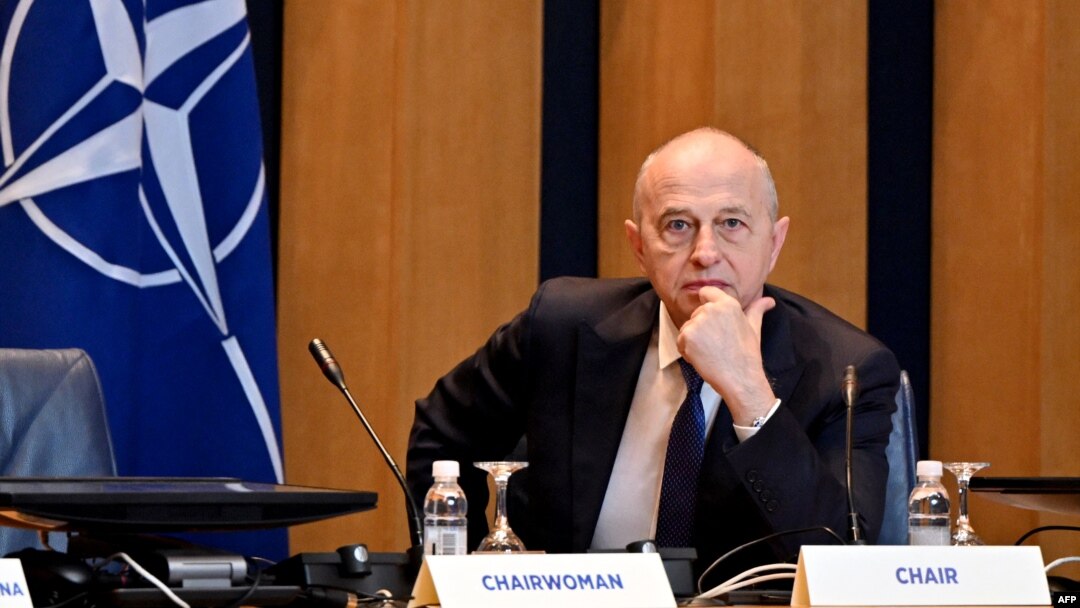 Mircea Geoană este primul oficial NATO care spune că populația trebuie pregătită pentru orice șoc, indiferent că e de natură militară sau nu. 