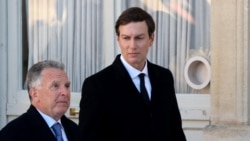 Trimisul special al SUA, Steve Witkoff (stânga), și ginerele lui Donald Trump, Jared Kushner, sosesc la Palatul Élysée din Paris, pe 6 ianuarie 2026.