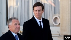 Trimisul special al SUA, Steve Witkoff (stânga), și ginerele lui Donald Trump, Jared Kushner, sosesc la Palatul Élysée din Paris, pe 6 ianuarie 2026.