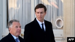 Джаред Кушнер (справа) со Стивом Уиткоффом на встрече в Париже
