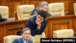 Deputatul PAS, Radu Marian (centru), președinte al comisiei pentru economie, buget și finanțe, într-o ședință a parlamentului, decembrie 2024