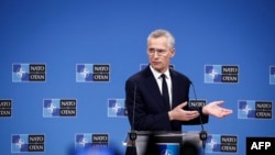 Secretarul general al NATO, Jens Stoltenberg, anunțând rezultatele discuțiilor de la Consiliul NATO - Ucraina, de vineri, 19 aprilie.