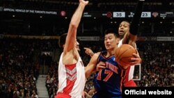 17-й номер "Нью-Йорк Никс" Джереми Лин (в центре)