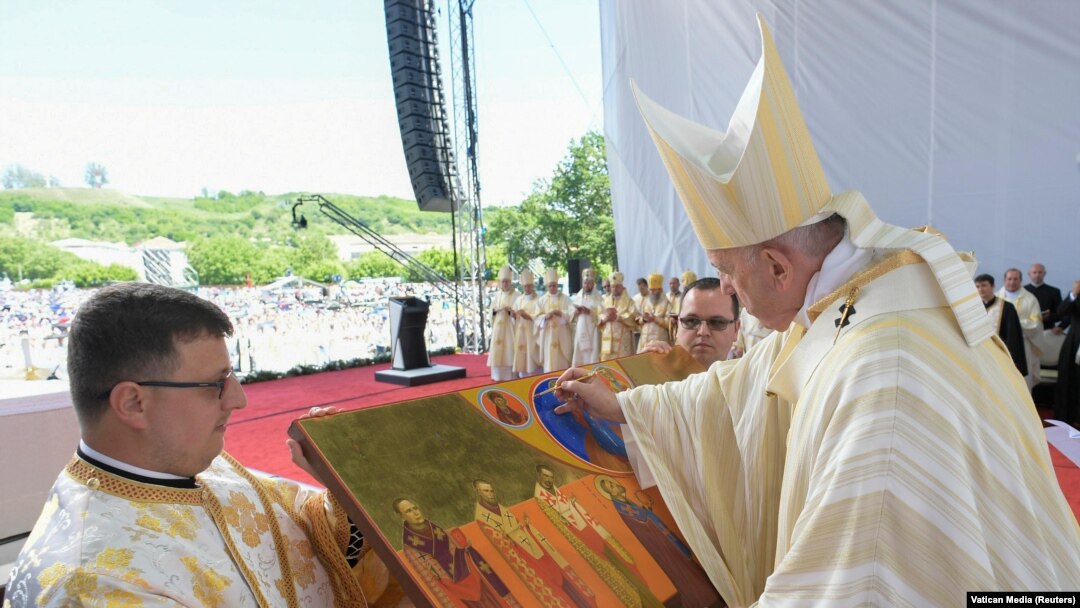 Papa Francisc sfințește icoana cu cei șapte episcopi martiri, beatificați la Blaj.