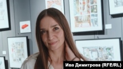 Боряна Илиева пред картини от изложбата ѝ „Филмови къщи“ в Дома на киното в София