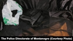 Pištolj pronađen u putnoj torbi ispod garderobe u prtljažniku automobila kojim je upravljao državljanin BiH, a koje pripada beloruskom Počasnom konzulatu u BiH, granični prelaz Šćepan Polje, Crna Gora, 26. mart 2026.
