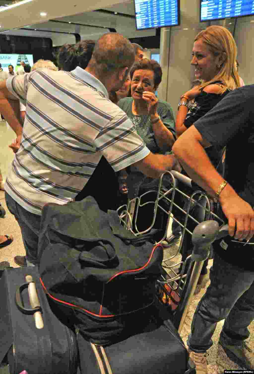 Armenia -- Syrian Armenians arrive in Yerevan, 17Aug2012