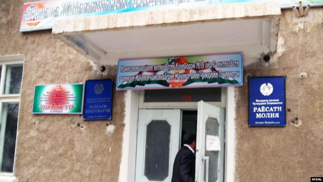Behind closed doors: Tajik polling station in the March 2010 elections.