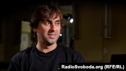 «Читайте сучасних авторів, вони просто прекрасні. Читайте класичних. Ходіть на мої вистави. Давайте так – рекомендую вистави з Олексієм Гнатковським, це 100%. Якщо ви хочете так в ціль», – Гнатковський