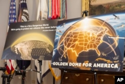 Postera për mburojën e propozuar të mbrojtjes Kupola e Artë shfaqen para një ngjarjeje me presidentin Donald Trump në Shtëpinë e Bardhë, 12 maj 2025, në Uashington.