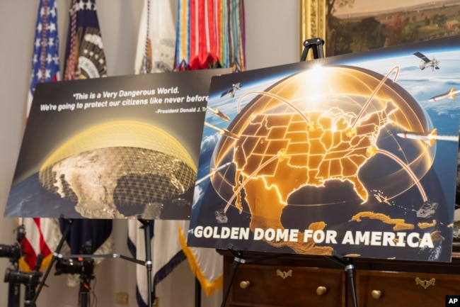 Postera për mburojën e propozuar të mbrojtjes Kupola e Artë shfaqen para një ngjarjeje me presidentin Donald Trump në Shtëpinë e Bardhë, 12 maj 2025, në Uashington.