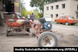 Мотоблок та черга на вакцинацію біля амбулаторії та магазина села Кримське, вересень 2021 року