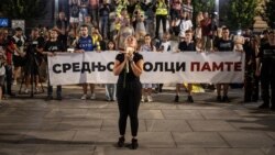 Zeci de mii de oameni cer alegeri anticipate în Serbia