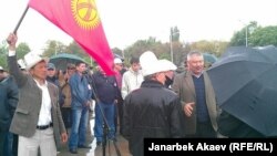 Азимбек Бекназаров в окружении своих сторонников. 24 апреля 2013 года