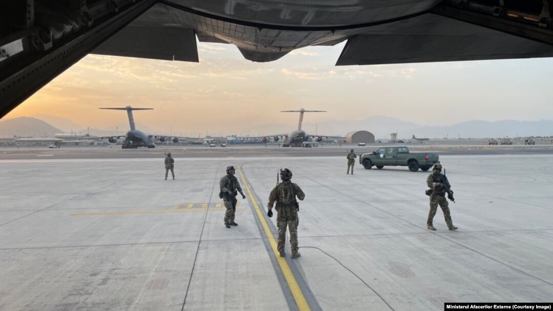 În total, potrivit surselor oficiale, 33 de cetățeni români se aflau în Afganistan atunci când Kabulul a fost cucerit de talibani.