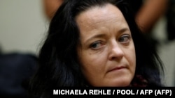  Beata Šepe je bila jedna od vođa "Nacionalsocijalističkog podzemlja", bande koja je ubila osam ljudi turskog porijekla i jedno lice grčkog porijekla od 2000. do 2007. godine (na fotografiji u sudu u Minhenu, 18. jul 2018. godine)