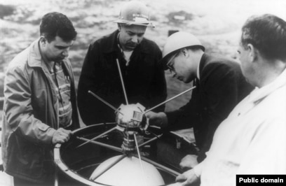 Хэллоуин секс кешін қараңыз Аяғы жайылған жалаңаш қыздар