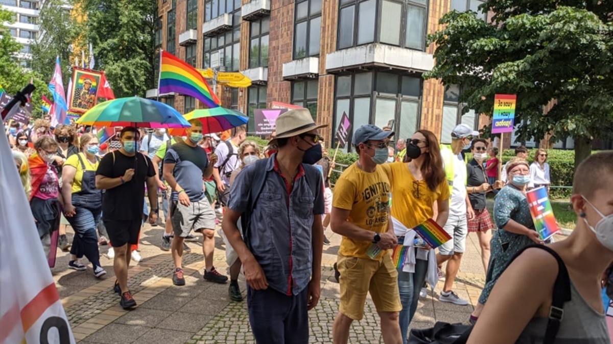 Несколько сотен русскоязычных ЛГБТ-активистов вышли на марш в Берлине