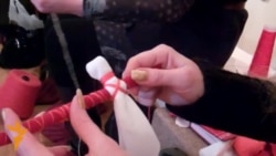 У Гомелі вучаць рабіць неразлучнікаў