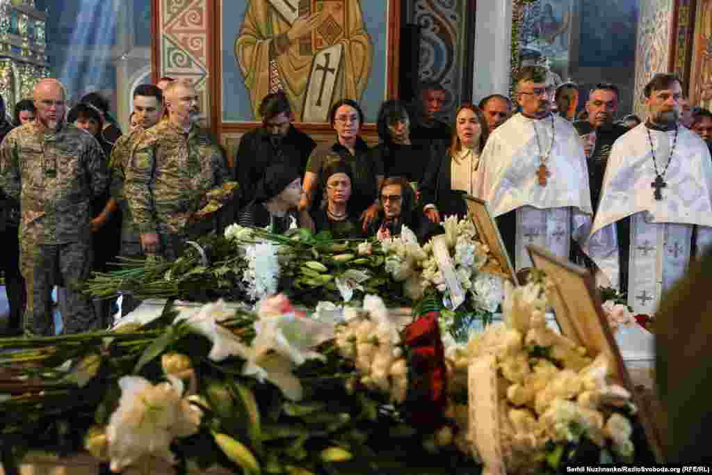Мама Тетяна (у центрі серед сидячих жінок) на літургії за упокій своїх двох доньок – Любави та Віри, життя яких 14 травня обірвала російська ракета. Київ, 19 травня 2026 року