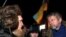 Лидер оппозиции Александр Милинкевич (справа) рассчитывает удержать энергию протеста в рамках новой организации