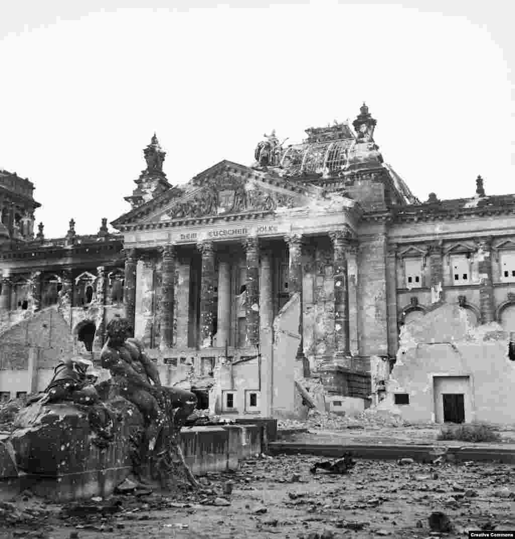 Reichstag-ul cicatrizat de flacări și de șrapnele. &nbsp; Până la sfârșitul războiului, populația Berlinului a scăzut dramatic, în mare parte din cauza oamenilor care fugeau de trupele sovietice. &nbsp;