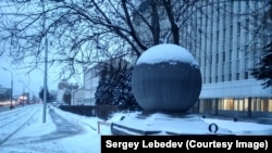 Вход в здание ГосНИИОХТ в Москве, Шоссе Энтузиастов, дом 23.