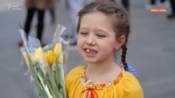 Квіти і синьо-жовті пряники. Українці подякували чехам за прихисток біженців (відео)