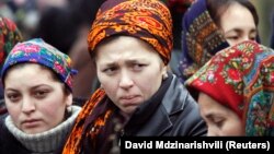 "Soňky döwürde... özge pikirli raýatlara garşy açyk-aýdyň basyşlaryň güýçlenmegi ýerli ýaşaýjylaryň aladasyny artdyrýar". Illýustrasiýa suraty