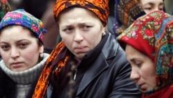 Наблюдатели отмечают, что многие женщины из Туркменистана уезжают на заработки в другие страны из-за тяжёлой экономической ситуации, безработицы и низких зарплат дома