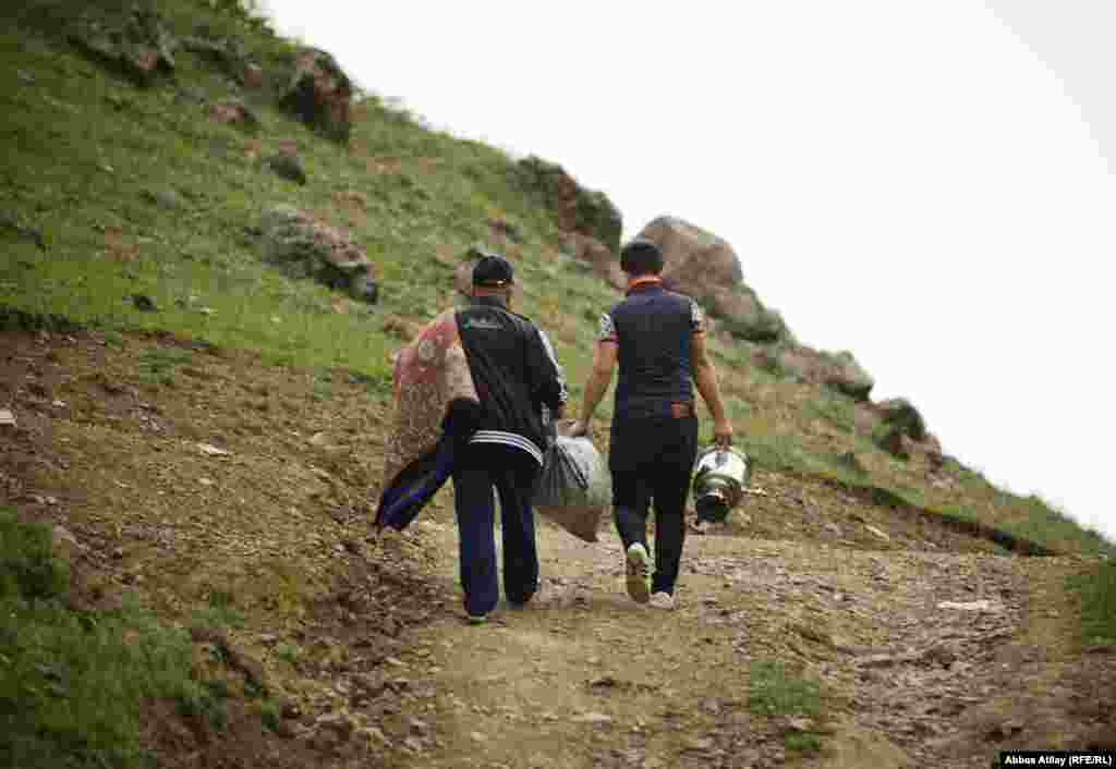 Buranın yerli sakinləri göydə qara bulud görən kimi əşyalarını toplayıb geri qayıdırlar. Onlar bilgilidir, amma yerlilərdən fərqli olaraq ətraf bölgələrdən bura gələnlər qara buluda önəm vermədikdə, dərhal yola çıxmadıqda özlərini çətinliyə salırlar. Onlar xəbərsizdirlər ki, bir azdan güclü kölək əsəcək, leysan yağacaq. Qısa vaxt ərzində çayın suyu qalxacaq və Qala kəndində maşın çaydan keçə bilməyəcək.