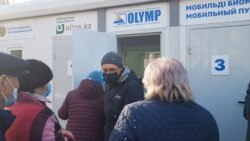 Очередь перед пунктом тестирования на COVID-19 в Семее, Восточно-Казахстанская область. 2 ноября 2020 года.