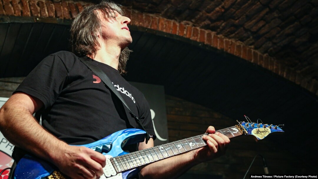 Mike Vlahopol în timpul unui concert din București.