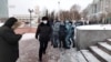 Нұр-Сұлтанда полицейлер үш адамды ұстап, журналист жұмысына кедергі жасады