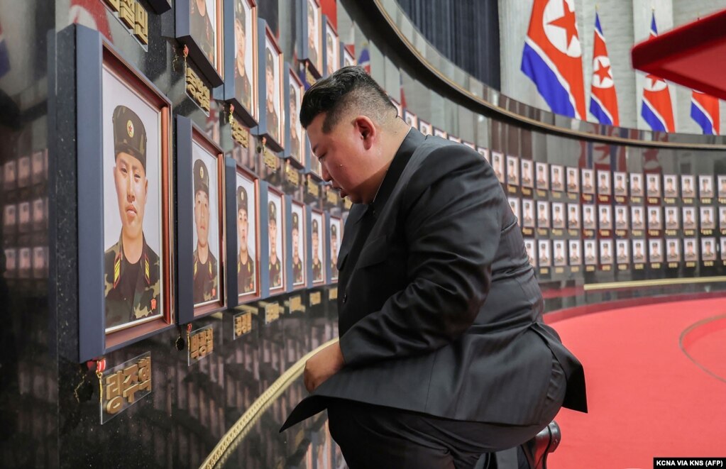 Lideri koreanoverior, Kim Jong Un para një muri përkujtimor në Phenian për 101 ushtarët që kanë vdekur në rajonin Kursk të Rusisë. Fotografia është publikuar në muajin gusht.Koreja e Jugut ka pretenduar se rreth 2.000 ushtarë koreanoveriorë kanë vdekur në luftime në Kursk, duke i cituar raportet e inteligjencës.
