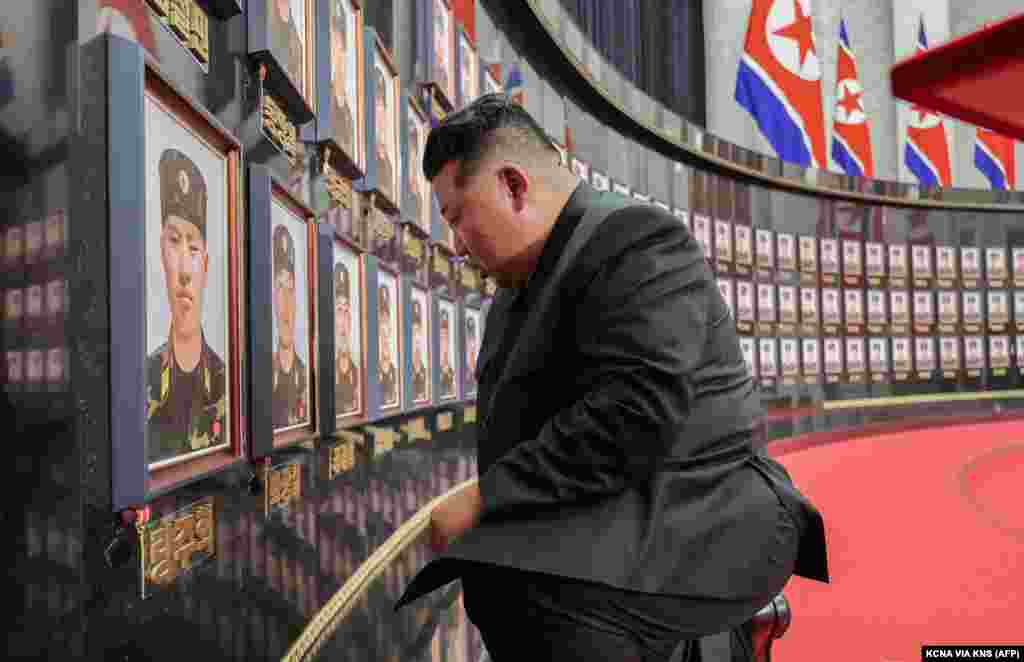Severnokorejski lider Kim Džong Un pored spomen-zida u Pjongjangu posvećenom 101 vojniku koji su poginuli boreći se u ruskoj Kurskoj oblasti. Fotografija je objavljena u avgustu.Južna Koreja, pozivajući se na obaveštajne izveštaje, tvrdi da je oko 2.000 severnokorejskih vojnika poginulo boreći se u Kurskoj oblasti.