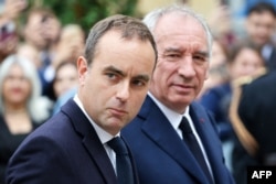 Lecornu (stânga) l-a urmat la șefia guvernului pe veteranul Francois Bayrou, care și-a dat demisia în urmă cu aproximativ o lună.