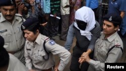 Пострадавшая швейцарская туристка направляется на медицинское обследование в сопровождении полиции. Штат Мадхья-Прадеш, 16 марта 2013 года. 