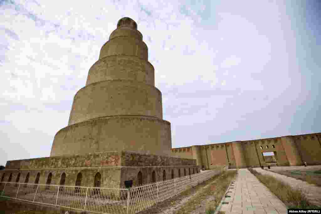 IX əsrin əvvəllərində Ərəb Xilafətinə qarşı Azərbaycan və ona yaxın bölgələrdə üsyana qalxmış Xürrəmilərin lideri Babək Xürrəmi 837-ci ilin 15 sentyabrında ərəb qoşunlarının sərkərdəsi Afşin tərəfindən tutulduqdan sonra 838-ci ilin 4 yanvarında Samirəyə gətirilir.