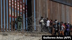 Мигранты из Центральной Америки у южной границы США, 25 ноября 2018 года.
