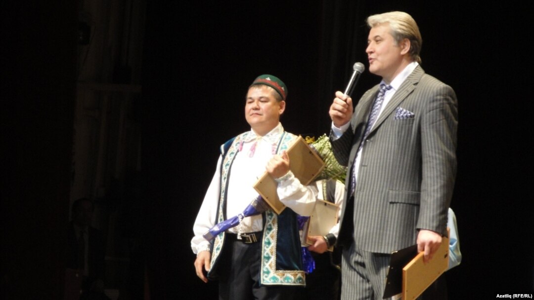 “Рамазан” төрки милли-агарту үзәге җитәкчесе Марат Шәрипов бәйгенең җиңүчесе Вафа Мәүлетовны котлый