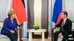 Двухсторонняя встреча канцлера Германии Ангелы Меркель (слева) и премьер-министра России Дмитрия Медведева на полях саммита «Азия — Европа». Улан-Батор, 15 июля 2016 года.