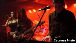 Аделина, Наталия и Лия по време на концерт на Freakdale