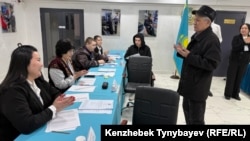 Қазақстанның жаңа Конституция жобасы туралы жалпыұлттық референдум кезінде Алматыдағы №350 учаске комиссиясы мүшелеріне бата беріп тұрған ер адам. 15 наурыз, 2026 жыл.