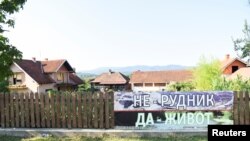 „Не - рудник, да - живот“, пишува на плакатот поставен покрај патот во селото Горње Недељице.