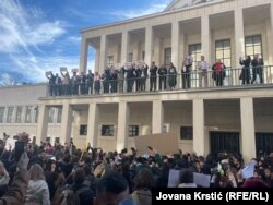 Studente su sa balkona Pokrajinske skupštine pozdravili pojedini poslanici opozicije, 17. decembar 2024.