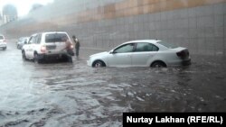 Скопление воды на участке автомобильной развязки после сильного дождя. Алматы, 17 июня 2016 года.