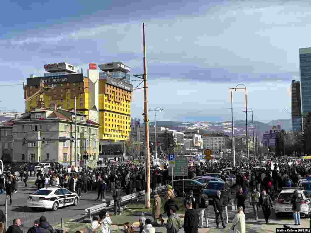 Građani izražavaju tugu i nezadovoljstvo četvrti dan zaredom.