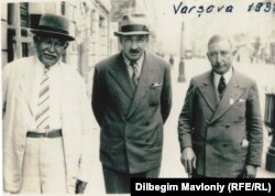 Усман Хаджаев (первый справа) в Варшаве. Фото сделано в 1938 году.